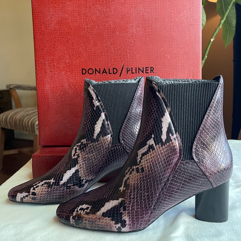 Donald PLINER boots NEW!! Purple black snake leather heel Size 5.5